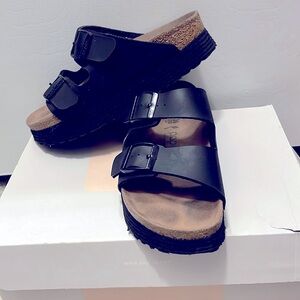 Nearly new in box. Excellent used condition. Papillio- Arizona- grooved black-36